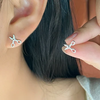 1Pair Mielos mini žirklės ausų smeigtukai Moterų mados slydimo spalvos auskarai Paprastos papuošalų dovanos